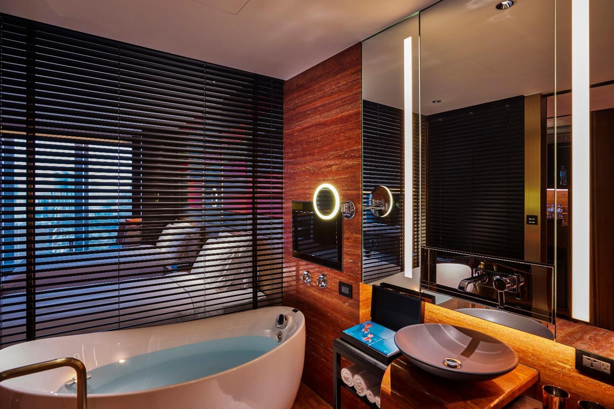 H2O Hotel Kaohsiung Exterior photo Bathroom